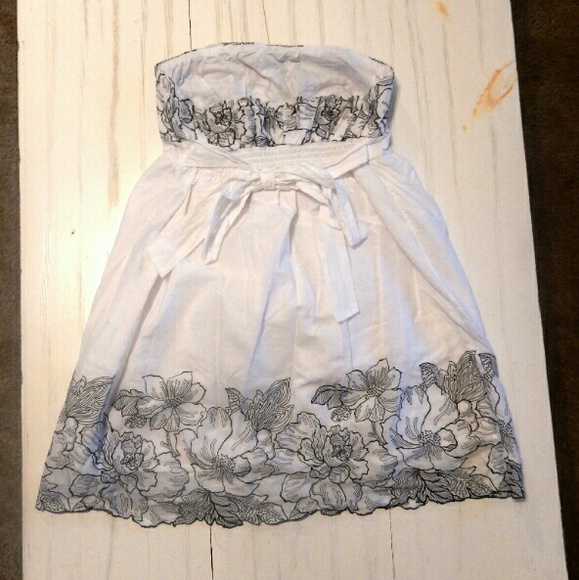 Forever 21 black & white embroidered floral dress Large - Picture 2 of 6